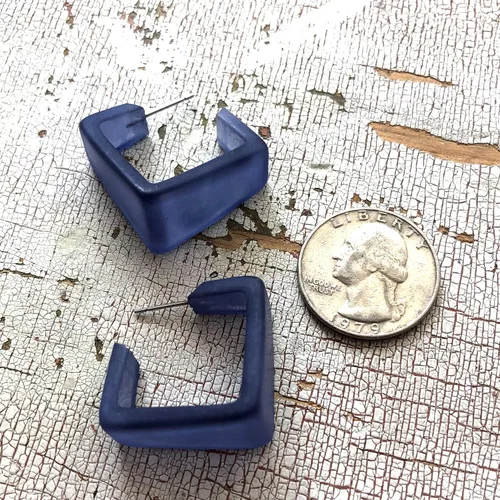 Vista 7 de Pendientes de aro cuadrados geométricos de Lucite esmerilado azul mezclilla