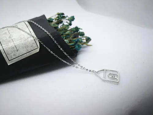 Vista 4 de Pequeño collar de casa para mujeres y niñas, plata de ley S925 con circonita cúbica, colgante ajustable, hipoalergénico, delicado, joyería