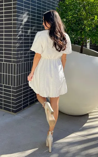 Vista 5 de PRETTYGARDEN Vestido corto de verano para mujer, manga abombada, con volantes, cuello en V, línea A, vestido cruzado