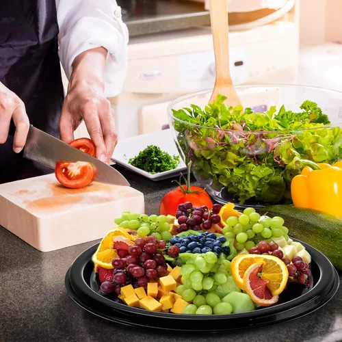Vista 5 de Frcctre Paquete de 12 bandejas de plástico de 12 pulgadas con tapa, platos desechables de plástico para servir alimentos con tapas de cúpula