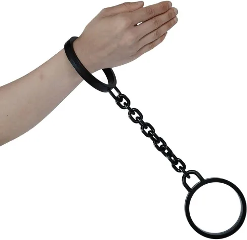 Vista 2 de amscan Accesorio de disfraz de grilletes de juguete, 7 1/2 x 3 pulgadas, negro, 1 unidad