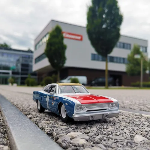 Vista 5 de Carrera 30945 Plymouth Road Runner No. 7 - Vehículo de carreras digital a escala 1:32 para carreras de autos Carrera con ranura digital, rojo, azul