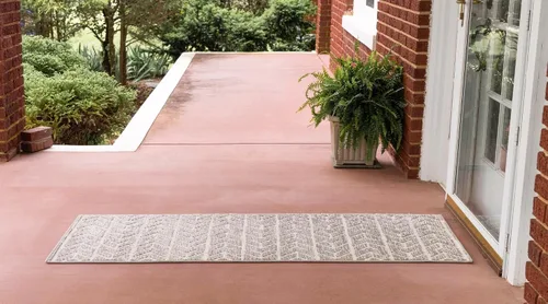 Vista 5 de Rugs.com Sabrina Soto Outdoor Collection Alfombra – 2 x 6 pies alfombra de tejido plano de pasillo beige perfecta para pasillos y entradas