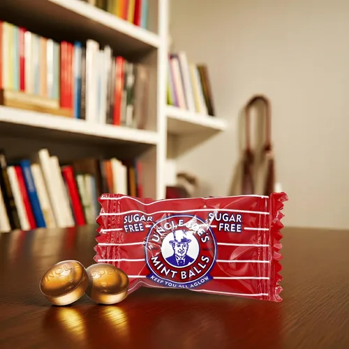 Vista 4 de Uncle Joe's - Bolas de menta sin azúcar, lata de 4.23 oz (4.23 onzas), caramelo duro británico vegano con aceite de menta, mentas envueltas