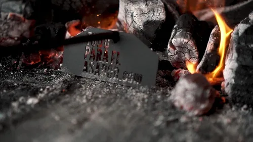 Vista 2 de Herramientas para asador pala atizador y pinza para parrilla de carbono argentina asado - Accesorios esenciales para entusiastas del asado