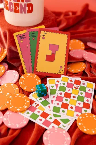 Vista 5 de ban.do Game On! Cartas de juego impermeables, baraja estándar de 52 cartas, cartas impermeables con estuche de almacenamiento