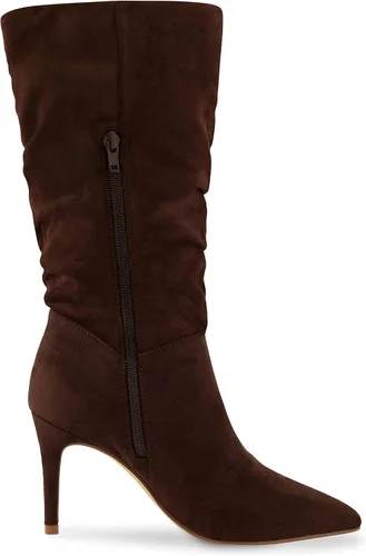 Vista 4 de CUSHIONAIRE Botas Porsha de tacón fruncido para mujer con espuma viscoelástica, anchos disponibles, Negro
