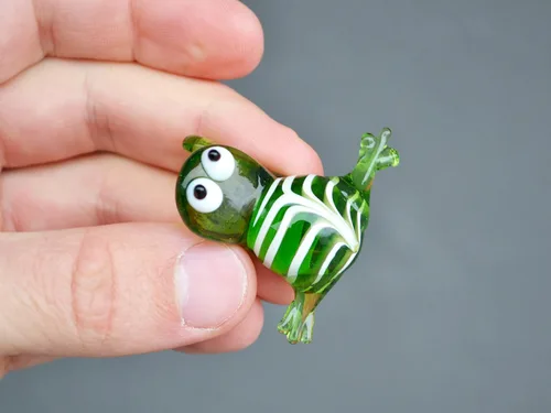 Vista 6 de Figura de rana de cristal verde – Miniatura soplada a mano estilo Murano – Adorno de rana coleccionable para estante, terrario o maceta – Regalo