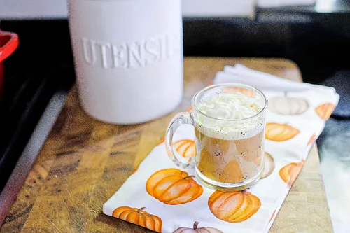 Vista 6 de Pearhead Taza de cristal de fantasma, decoración del hogar de Halloween, taza de vidrio para café y té, accesorios de otoño, taza de temporada de 12
