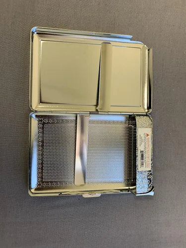Vista 2 de Impresionante caja de cigarrillos Audrey in a Black Dress con encendedor incorporado tamaño King Size Cigarrillos Billetera de metal plateado 4 "x