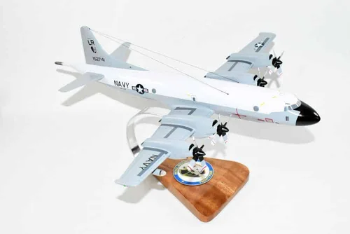Vista 4 de VP-24 Batmen 1969 Modelo P-3B, modelo a escala de caoba