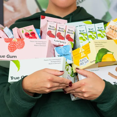 Vista 3 de True Gum Goma de mascar sin plástico, sabor menta, goma de mascar sin azúcar hecha con xilitol, a base de plantas, vegana, biodegradable, sabores
