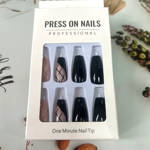 Vista 6 de Uñas postizas cuadradas negras de longitud media con diseños de líneas negras y doradas, cobertura completa, reutilizables, juego de uñas postizas
