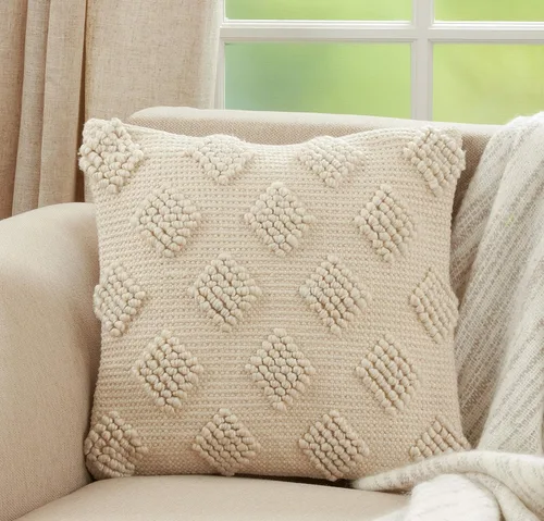 Vista 4 de SARO LIFESTYLE Almohada de diamante Pom Pom con relleno de plumón