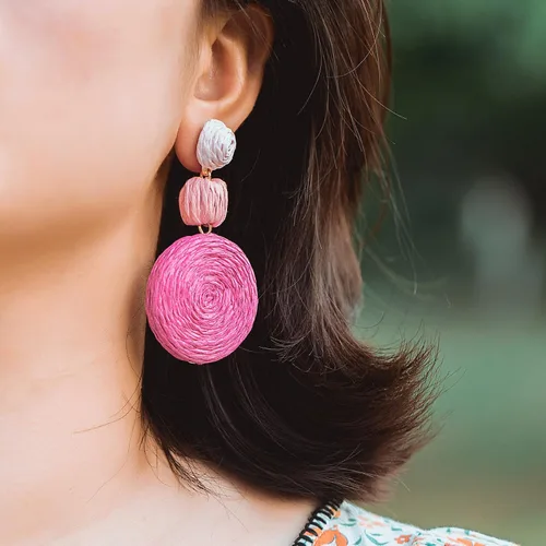 Vista 6 de Statement Raffia - Aretes redondos de bola colgantes de rafia, bonitos aretes bohemios hechos a mano para el verano para mujer