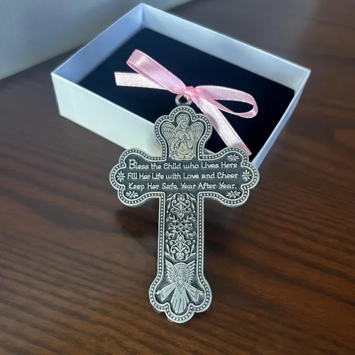 Vista 4 de Cathedral Art CM7 Medalla de cuna cruzada para niña, 3 pulgadas de alto, metal