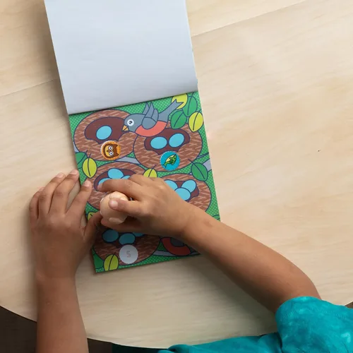 Vista 8 de Melissa & Doug Wow!™ de pegatinas Bunny Bundle: bloc de actividades de 24 páginas, sellador, 500 pegatinas, bloc mini, juguete de manualidades