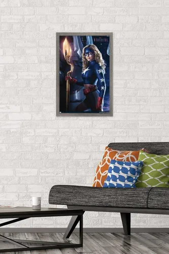 Vista 2 de Trends International DC Comics TV Stargirl - Póster de pared de arte clave, 22.4 pulgadas de largo x 14.7 pulgadas, versión enmarcada de madera