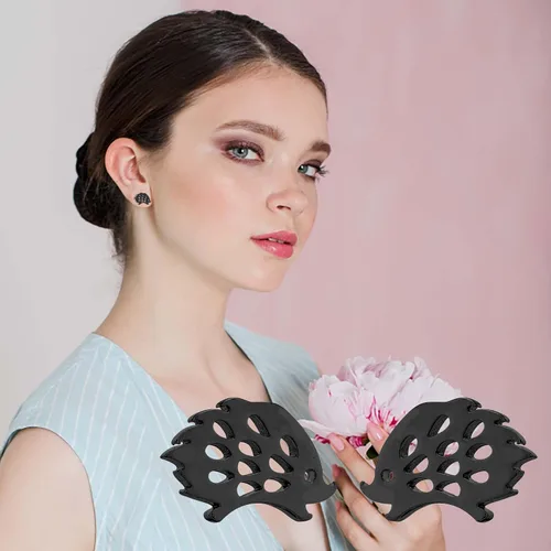 Vista 2 de Pequeños aretes de erizo de acero inoxidable, joyería de animales para mujer, regalos de erizo calado, aretes de metal ligeros (negro, talla única)