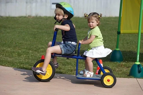 Vista 5 de Italtrike Atlantic - Triciclo de doble asiento para exteriores para niños pequeños y niños, ingeniería superior, fuerte y duradero, fácil de montar
