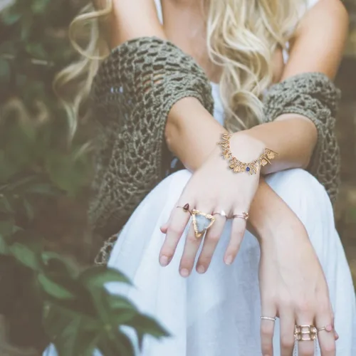 Vista 4 de Azabache - Pulsera de protección con dije de mano Figa chapada en oro de 14 quilates, protege del mal de ojo para mujeres
