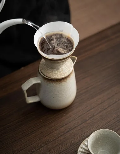 Vista 2 de Cafetera de Café con Filtro de Papel, Cafetera de Cerámica con 100 Filtros de Papel, Cafetera de Goteo de 16oz/480ml (Blanco Apagado)