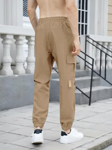 Vista 2 de OYOANGLE Pantalones cargo con cordón elástico en la cintura y bolsillo con solapa para hombre