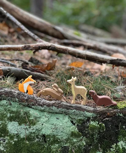 Vista 9 de Tender Leaf Toys Animales del bosque – 8 animales del bosque de madera con un estante de exhibición – Juguete clásico para juego de simulación
