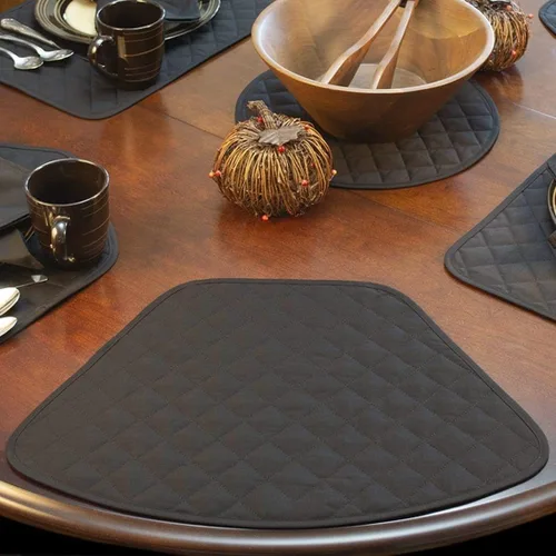 Vista 4 de Solid Black Quilted Wedge-Shaped Placemats - Set of Four Plus Center Round-Charger