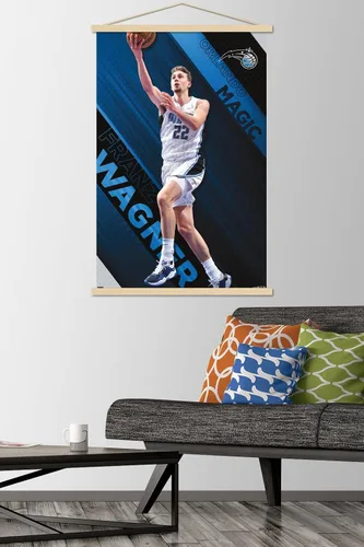 Vista 2 de Trends International NBA Orlando Magic - Póster de pared de Franz Wagner 23, 22.375 x 34 pulgadas, paquete de impresión premium y colgador de madera