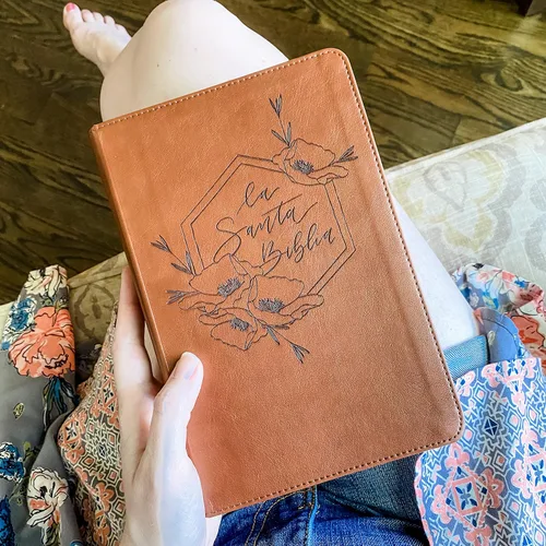 Vista 2 de Biblia paralela en español/inglés (RVR/ESV) con letras a mano y grabadas con láser, marrón, incluye opción para agregar nombre grabado, regalo