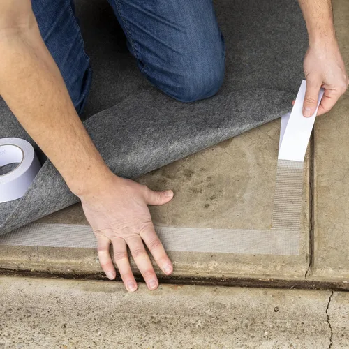 Vista 7 de Cinta de fibra de vidrio para alfombras interiores y exteriores marca Duck 392907, Rojo, blanco