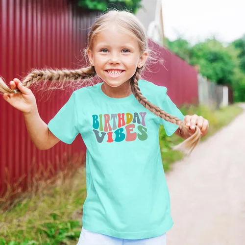 Vista 4 de Camisetas de cumpleaños Groovy para niñas pequeñas y jóvenes