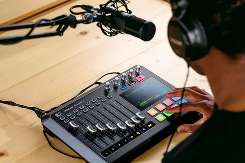 Vista 7 de TASCAM Mezclador de transmisión de podcasts Mixcast 4, grabadora e interfaz de audio USB: cuatro entradas de micrófono XLR/TRS, pantalla táctil