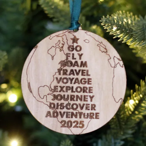 Vista 2 de Regalo para los amantes de los viajes – Adorno de Navidad 2025 para viajeros – Go Fly Roam Travel Voyage Explore Journey Discover Adventure Tree