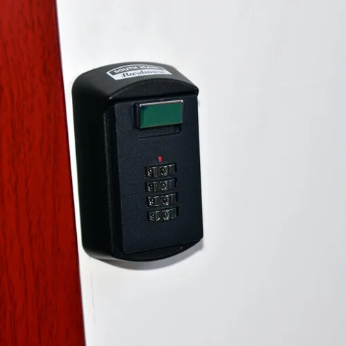 Vista 3 de Caja de almacenamiento de llaves montada en la pared con combinación reiniciable, negro, paquete de 1