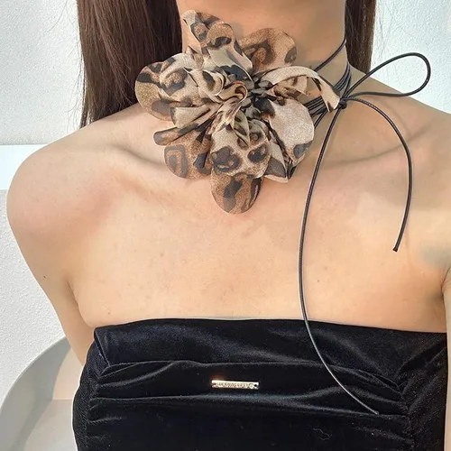 Vista 7 de Elegance Emulation - Collar de flores de rosas para mujer, gargantilla floral grande bohemia hecha a mano con pétalos de encaje