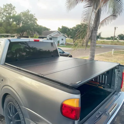 Vista 9 de Autosaver88 Cubierta tonneau de polímero reforzado con fibra para caja de camión, rígida, de tres pliegues, caja de 5.8 pies