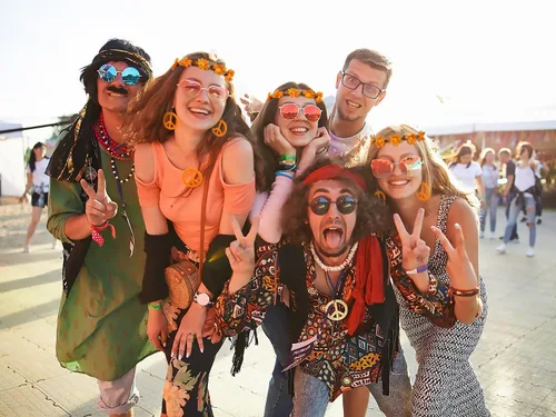 Vista 7 de WOVOWOVO Accesorios hippie de los años 60 y 70, 6 piezas, disfraz hippie bohemio, trajes geniales para Halloween, discoteca, carnaval, fiestas