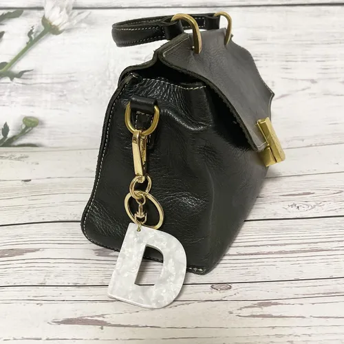 Vista 4 de Junyuerly Llavero dorado con inicial blanca con letra A B C D E F G llavero colgante para hombres y mujeres