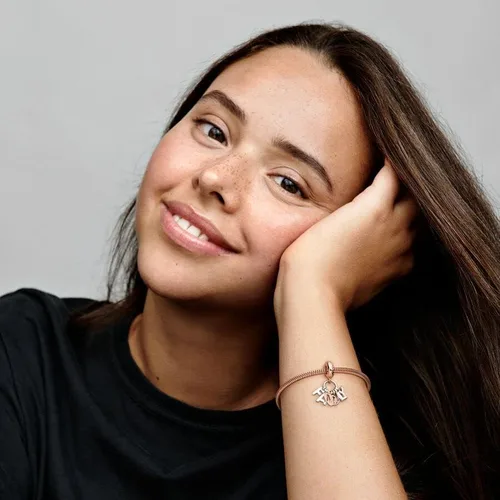 Vista 3 de Pandora Dije colgante de letras familiares Momentos compatibles Impresionantes joyas para mujer Hecho de rosa, plata de ley y circonita cúbica