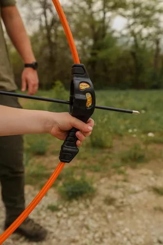 Vista 7 de Bear Archery Spark - Juego de arco juvenil, recomendado para edades de 5 a 10 años, ambidiestro, incluye 2 flechas, protector de brazos, carcaj