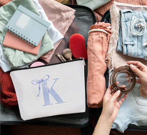 Vista 3 de Coquette - Bolsa de maquillaje con lazo, inicial K, regalos personalizados para chicas adolescentes, regalos con monograma lindos y modernos preppy