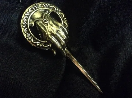 Vista 4 de Graceful Goods, Juego de tronos, broche estilo oro avejentado, diseño de la mano del rey.