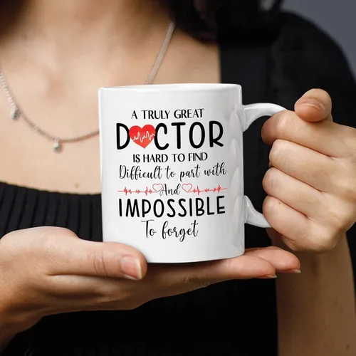Vista 3 de Taza de café personalizada con nombre "A Truly Great Doctor Is Hard To Find And To Forget", taza de té con estetoscopio, taza de cerámica
