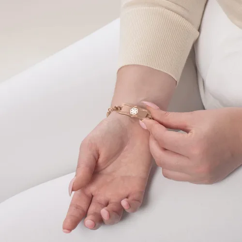 Vista 6 de Lauren's Hope Pulseras de alerta médica con corazón de cristal de oro rosa para mujer, pulsera de identificación médica grabada, pulsera de cadena