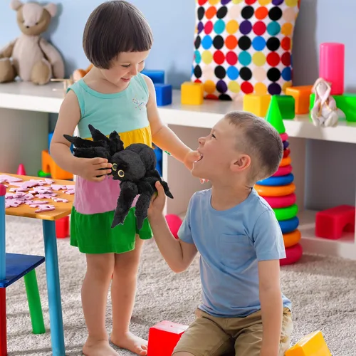 Vista 6 de DolliBu - Peluche de araña negra, animal de peluche súper suave para niños y niñas, bonito juguete de peluche de araña, regalo realista de felpa