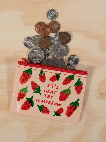 Vista 15 de Blue Q Monedero, hecho de 95% plástico reciclado. Práctica pequeña bolsa con cremallera para guardar monedas, tarjetas de regalo, auriculares, más.