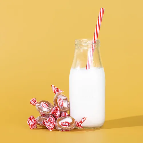 Vista 4 de Goetze's Candy Classic - Cremas de caramelo de vainilla, bolsa de 4 onzas Golosinas masticables de caramelo y crema de vainilla envueltas