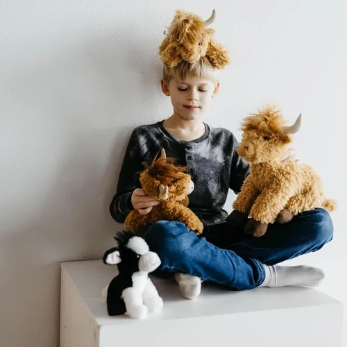Vista 7 de The Petting Zoo Highland Cow - Peluche de vaca, regalos para niños, animales salvajes de la vida silvestre, juguete de peluche de vaca, 9 pulgadas